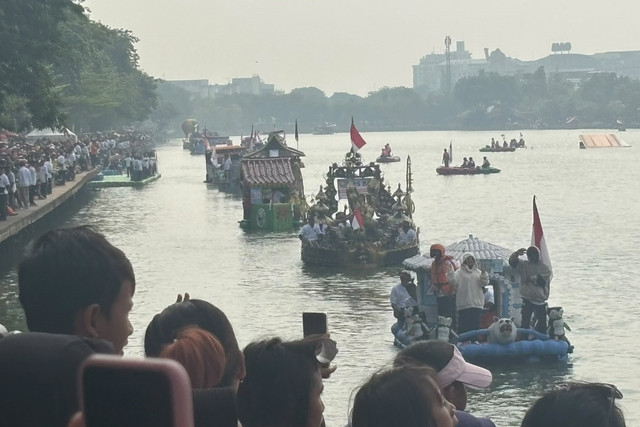 Pawai kapal hias di acara Festival Cinta Lingkungan (CiLung) di Danau Sunter, Jakarta Utara, Minggu (18/10/2026). Foto: Pradya Tirta/kumparan