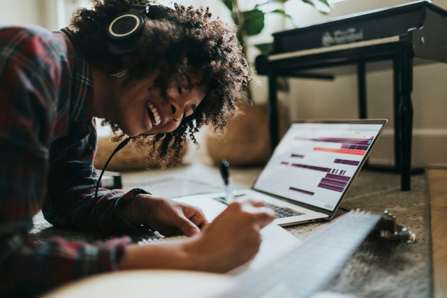 Ilustrasi Lirik Lagu Ternyata Abu Abu DJ Qhelfin, Foto: Unsplash/Soundtrap