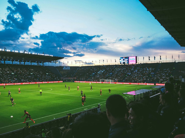 Ilustrasi lama waktu permainan sepak bola adalah, foto: Unsplash/Fancy Crave