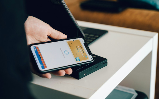 https://unsplash.com/photos/person-using-smartphone-for-contactless-payment-XH2JFgT4Abc