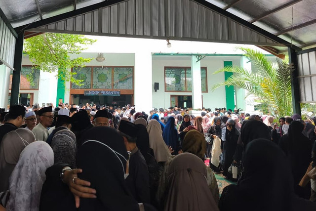 Suasana menjelang pemakaman Pengasuh Pondok Pesantren Daarul Rahman KH Syukron Ma'mun di Jagakarsa, Jakarta, Minggu (18/10/2026). Foto: Aditya Nugraha/kumparan
