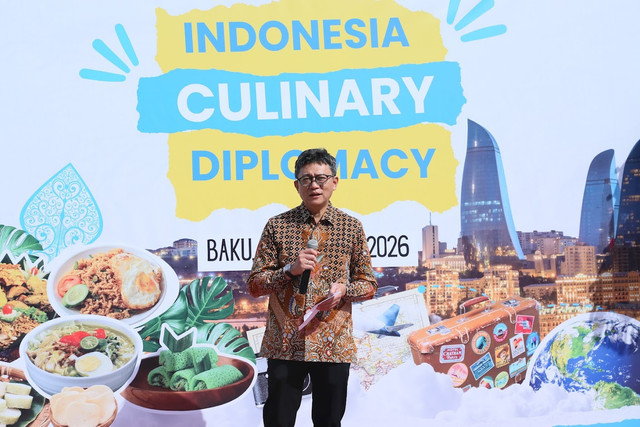 Duta Besar LBBP RI untuk Azerbaijan menyambut para tamu dan undangan di acara Indonesia Culinary Diplomacy (Sumber: KBRI Baku)