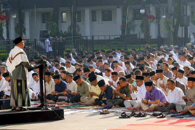Ilustrasi kegiatan keagamaan umat Islam yang mencerminkan peran tokoh agama dalam membangun dialog, memperkuat solidaritas, dan mendorong perdamaian di tengah masyarakat. Foto oleh Kevin Yung melalui Pexels.