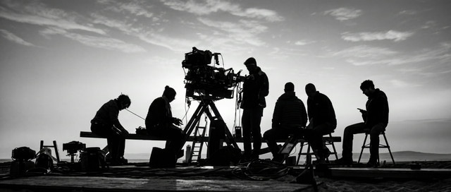 Para Kru di Set Perfilman. Sumber: Unsplash/kriss-film