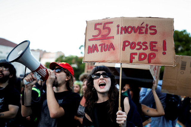 Para pengunjuk rasa memprotes kelangkaan perumahan, lonjakan harga sewa, dan upah rendah di alun-alun Rossio, pusat kota Lisbon, Portugal, Sabtu (17/10/2026). Foto: Filipe Amorim/AFP