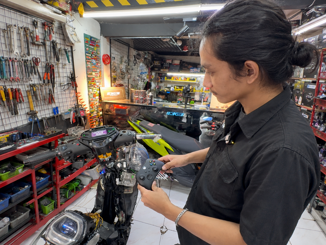 Menyalakan motor menggunakan stik Xbox. Foto: Alvian Yoga Yulianto/kumparan