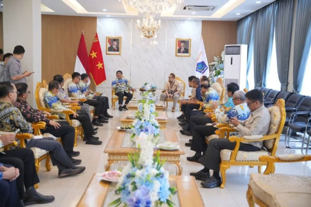 Pertamina Patra Niaga Regional Sulawesi melakukan audiensi dengan Gubernur Sulawesi Utara Mayjen TNI (Purn) Yulius Selvanus, S.E. dan Kapolda Sulawesi Utara Irjen Pol. Yudho Hermanto, S.I.K., M.M. Foto: ANTARA/HO-Pertamina regional Sulawesi