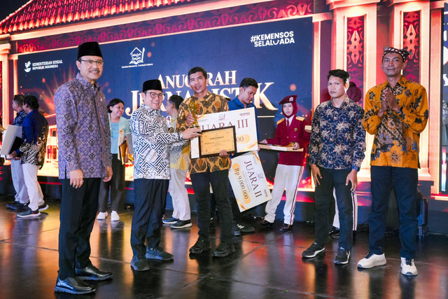 Menteri Sosial Saifullah Yusuf (Gus Ipul) dalam acara Anugerah Jurnalistik Sekolah Rakyat di SRT 1 Bekasi, Jawa Barat, Sabtu (17/10/2026) malam. Foto: Kemensos RI
