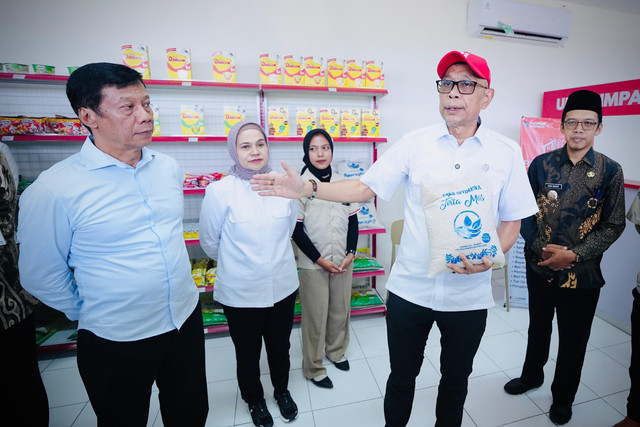 Wakil Menteri Sosial Agus Jabo Priyono saat meninjau dua Koperasi Desa/Kelurahan Merah Putih (KDKMP), yakni KDKMP Banyurojo dan KDKMP Bondowoso, Kecamatan Mertoyudan, Kabupaten Magelang, Jawa Tengah, Minggu (18/10/2026). Foto: Kemensos RI
