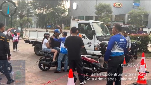 Dua sejoli yang berboncengan motor terlibat cekcok dengan petugas saat hendak menerobos pembatas jalur CFD di Jalan HR Rasuna Said, Jakarta Selatan, Minggu (18/10/2026). Foto: Dok. Sudin Perhubungan Jaksel