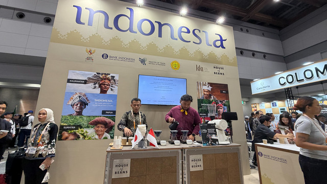 Nizam Pasha (baju maroon), roaster asal Indonesia, menyeduh kopi dari UMKM asal Indonesia pada pameran SCAJ 2026 di Tokyo, Jepang, Rabu (14/10/2026). Foto: Erandhi Hutomo Saputra/kumparan