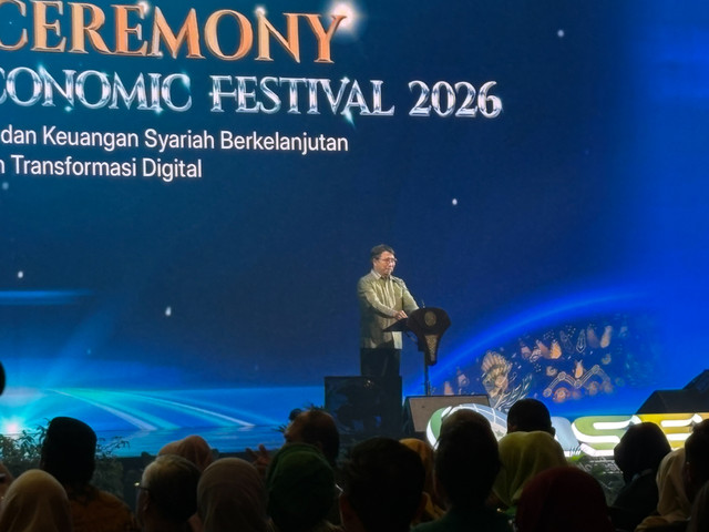 Deputi Gubernur BI Solikin M. Juhro dalam penutupan Indonesia Sharia Economic Festival (ISEF) ke-13 tahun 2026, Minggu (18/10/2026). Foto: Ave Airiza Gunanto/kumparan