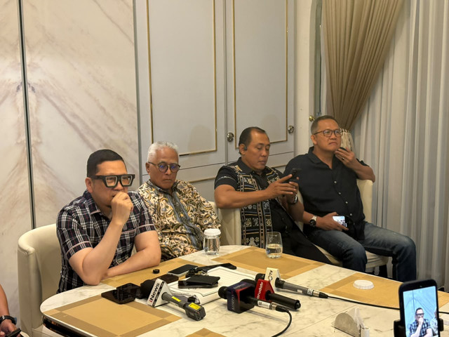 Ketua Komisi II DPR RI 2019-2024 Ahmad Doli Kurnia dan sejumlah anggota Komisi II DPR RI 2019-2024 saat ditemui di kawasan Jakarta Pusat, Minggu (18/10/20260. Foto: Nauval Pratama/kumparan