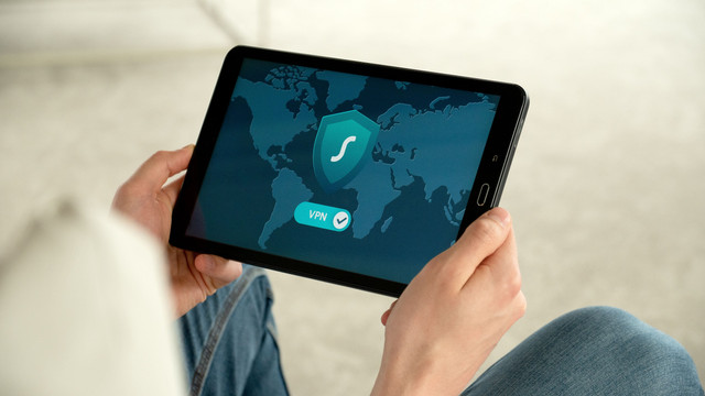 Keamanan siber hanya membutuhkan gadget. Sumber: https://www.pexels.com/photo/person-holding-a-tablet-3949101/