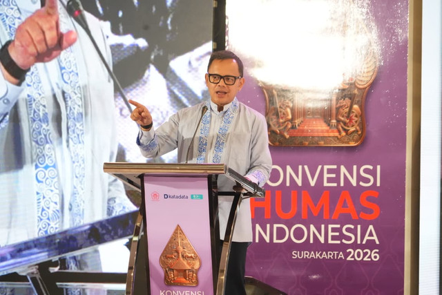Wamendagri Bima Arya saat menjadi pembicara dalam Konvensi Humas Indonesia Surakarta 2026 di Kota Surakarta (Solo), Jawa Tengah, Sabtu (17/10/2026). Foto: Kemendagri RI