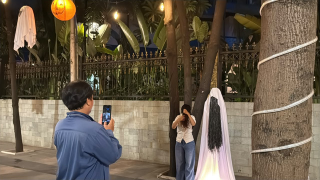 Ornamen bertema Halloween menghiasi pedestrian di Jalan Jenderal Sudirman, Jakarta, Minggu (18/10/2026). Foto: Zahira Hilman/kumparan