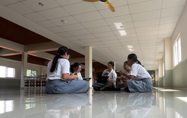 Suasana kerja kelompok siswi SMA Santa Ursula Jakarta dalam menyelesaikan tugas kelompok. Foto: Dokumentasi Pribadi