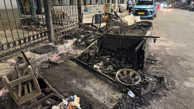 Suasana di depan Stasiun Manggarai, Jakarta Selatan, usai terjadi tawuran antarwarga, Minggu (18/10/2026)) malam. Foto: Zahira Hilman/kumparan