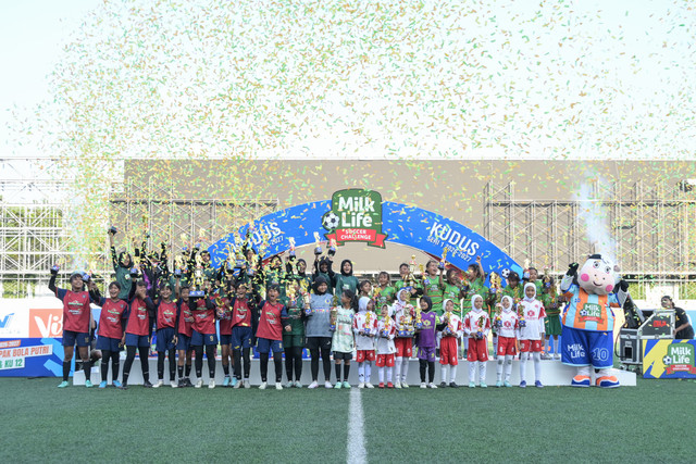 Para champion dan runner-up MilkLife Soccer Challenge Kudus Seri 1 2026/27 U-10 dan U-12 berfoto bersama di podium usai pertandingan final di Supersoccer Arena, Kudus, Jawa Tengah Minggu (18/10). Foto: Dok. MilkLife Soccer Challenge