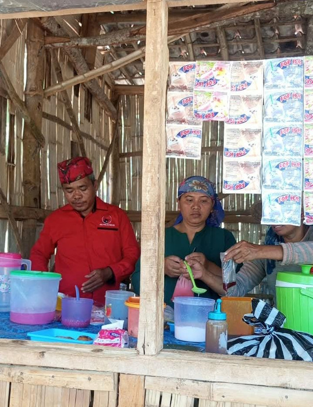 Maskina, warga Dusun Tanah Lese, Desa Juruan Laok, Kecamatan Batuputih, Kabupaten Sumenep, yang berjualan dengan berseragam PDI Perjuangan. Foto: Dok. Istimewa
