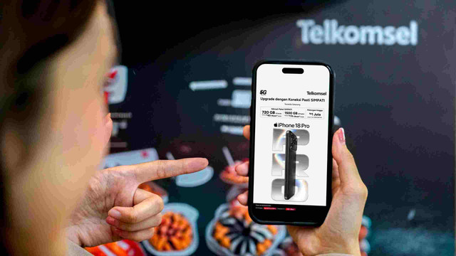 Telkomsel menghadirkan pilihan bundling Halo dan SIMPATI untuk iPhone 18 Pro dan iPhone 18 Pro Max yang kini tersedia di Indonesia, dengan berbagai manfaat tambahan sesuai kebutuhan pelanggan. Melalui program ini, pelanggan dapat menikmati pilihan paket konektivitas, termasuk benefit Telkomsel POIN hingga Rp1 juta, untuk mendukung pengalaman menggunakan iPhone 18 Series secara lebih optimal. Foto: Dok. Telkomsel