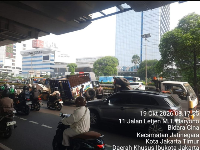 Macet akibat truk tabrak separator koridor 9 di Cawang Ciliwung, Senin (19/10/2026). Foto: Dok. Transjakarta