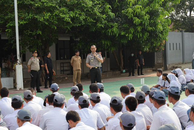 Kapolres Metro Bekasi Kota Kombes Pol Putu Kholis Aryana memberikan arahan kepada para pelajar saat kegiatan Polisi Peduli Pendidikan di SMKN 14 Kota Bekasi, Senin (19/10/2026). Foto: Dok. Polres Metro Bekasi Kota
