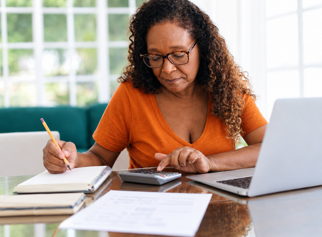 Ilustrasi pencatatan keuangan usaha. Foto: https://www.shutterstock.com/image-photo/senior-woman-making-calculations-on-her-2300488793?trackingId=e27e4c71-4518-49ba-833a-2a69743bb4d7&listId=searchResults