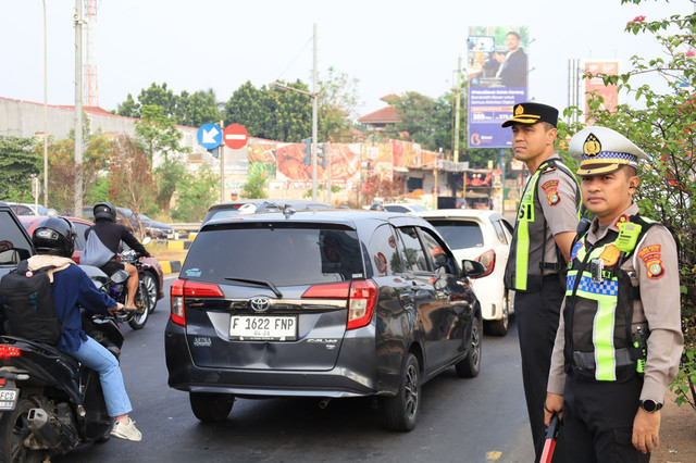 Kapolres Metro Bekasi Kota, Kombes Pol Putu Kholis Aryana bersama Kasatlantas Polres Bekasi AKBP Joko Sembodo, turun langsung memantau dan mengatur arus lalu lintas di kawasan Exit Tol Jatikarya. Foto: Dok. Polres Bekasi