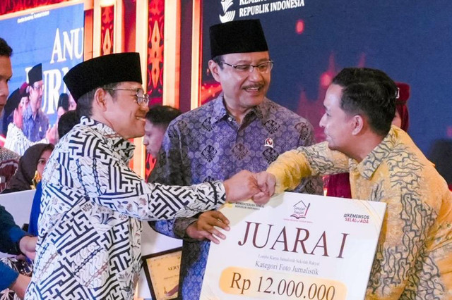 Menko PM Muhaimin Iskandar saat memberikan sambutan dalam Malam Anugerah Jurnalistik Sekolah Rakyat 2026 yang diselenggarakan Kementerian Sosial di Sekolah Rakyat Cikarang, Kabupaten Bekasi, Jawa Barat, Sabtu (17/10/2026). Foto: Kemensos RI