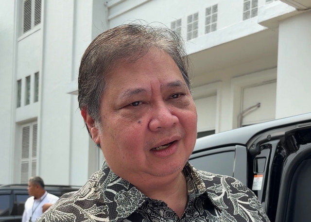 Menteri Koordinator (Menko) Bidang Perekonomian Airlangga Hartarto memberikan keteranagn kepada wartawan di Kementerian PPN/Bappenas, Jakarta, Senin (19/10/2026). Foto: Najma Ramadhanya/kumparan