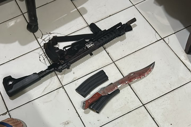 Senjata laras panjang dan sangkur yang digunakan Bharada Andika dalam kasus penembakan Bharatu Laurentius Valdo Fernandez Lewai. Foto: Dok. Istimewa
