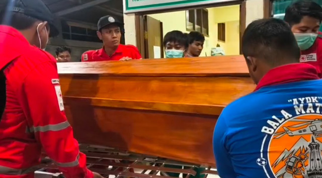 Empat jenazah suporter PSS Sleman yang tewas dalam kecelakaan minibus Toyota Hiace dengan truk di KM 616+200 jalur A, Tol Ngawi-Kertosono, Kabupaten Madiun, dipulangkan ke rumah duka, Minggu (18/10/2026). Foto: Dok. Istimewa