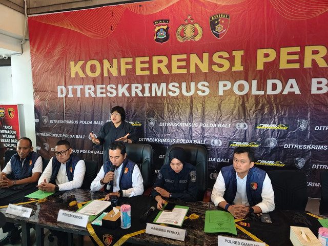 Konferensi pers pengungkapan kasus BBM bersubsidi di Ditreskrimsus Polda Bali, Senin (19/10/2026). Foto: Dok. Polda Bali