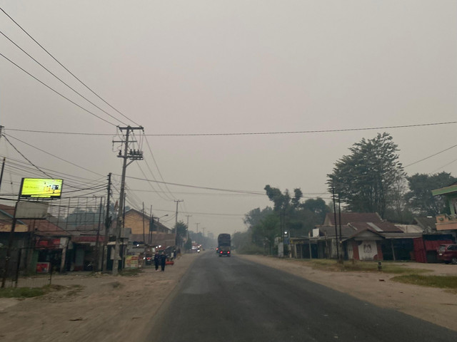 Kabut asap yang menyelimuti kawasan Palembang, Sumatera Selatan, di tengah ancaman karhutla yang berdampak pada kualitas udara. Foto: Dokumentasi pribadi penulis.