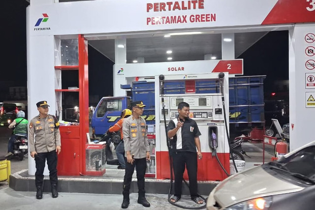 Kapolres Malang AKBP Rulian Syauri saat mengecek kondisi SPBU di wilayah Kabupaten Malang. Foto: Dok. Humas Polres Malang