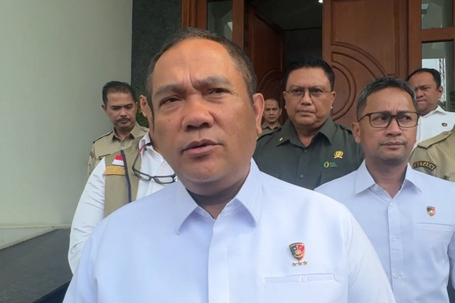 Kabareskrim Irjen Pol. Asep Safrudin saat berada di kediaman Menteri Pertanian Amran Sulaiman, Jakarta Selatan, Senin (19/10/2026). Foto: Argya Maheswara/kumparan