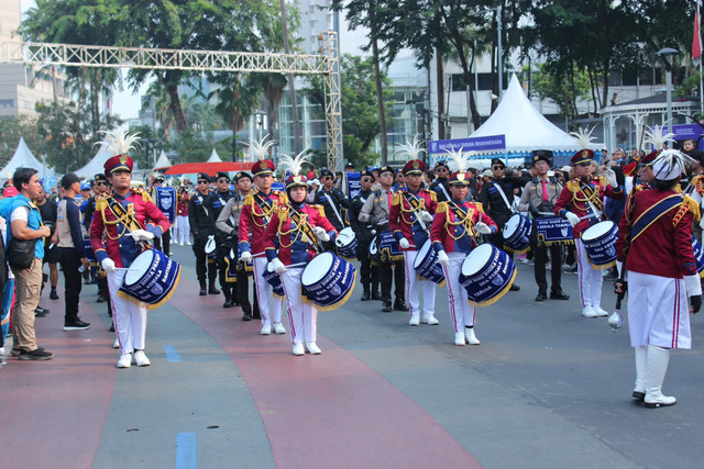 Drum band SMA Kemala Taruna Bhayangkara (KTB) untuk pertama kalinya tampil di ruang publik dan memeriahkan sosialisasi Sistem Penerimaan Murid Baru (SPMB) Tahun Ajaran 2027/2028 di kawasan CFD HI. Foto: Dok. Polri