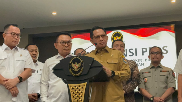 Menko Polkam Dudung Abdurrachman dan Mendagri Tito Karnavian di Kemenko Polkam, Jakarta, Senin (19/10/2026). Foto: Zamachsyari/kumparan