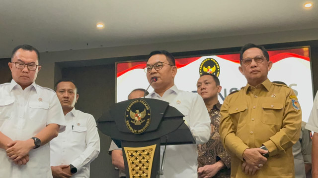 Menko Polkam Dudung Abdurrachman dan Mendagri Tito Karnavian di Kemenko Polkam, Jakarta, Senin (19/10/2026). Foto: Zamachsyari/kumparan