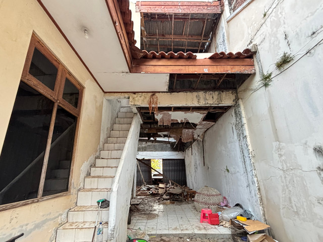 Kondisi rumah pribadi Dosen Akademi Kepolisian (Akpol), Irjen Pol. Sofyan Nugroho, mengalami kerusakan setelah dirusak oleh tetangganya. Foto: Intan Alliva/kumparan