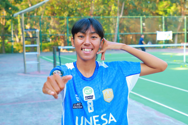 Student-athlete futsal Universitas Negeri Surabaya, Andini Angelina Putri, usai diwawancari kumparan di GOR Pertamina ITS, Surabaya, Minggu (18/10). Foto: Agri Aulian Perdana/kumparan