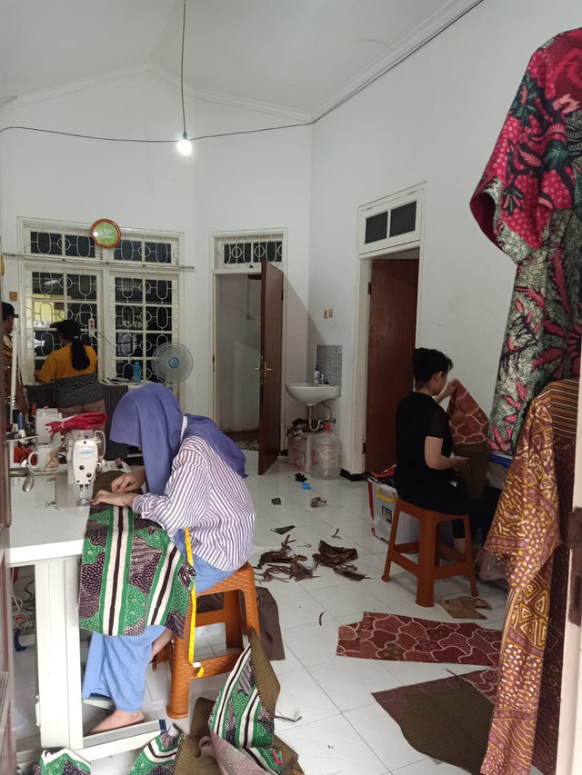 Karyawan Dizza Batik milik Soesi Soekotjo saat membuat busana batik dan kain tenun. Foto: Dok. Pertamina