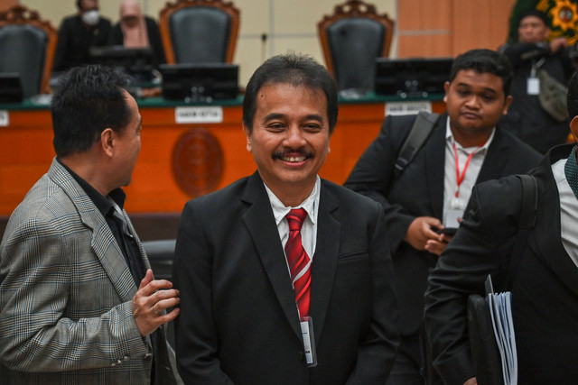 Roy Suryo berjalan keluar usai mengikuti sidang lanjutan kasus dugaan pencemaran nama baik terkait ijazah Jokowi di PN Jakarta Timur, Kamis (24/9/2026). Foto: ANTARA FOTO/Fakhri Hermansyah