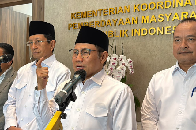 Menko Pemberdayaan Masyarakat Muhaimin Iskandar bersama Menteri Agama Nasaruddin Umar usai rapat koordinasi di Kantor Kemenko PM, Jakarta Pusat, Senin (19/10/2026). Foto: Zahira Hilman/kumparan