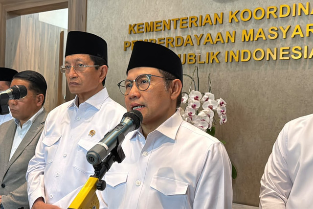 Menko Pemberdayaan Masyarakat Muhaimin Iskandar bersama Menteri Agama Nasaruddin Umar usai rapat koordinasi di Kantor Kemenko PM, Jakarta Pusat, Senin (19/10/2026). Foto: Zahira Hilman/kumparan