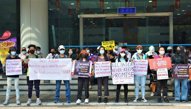Group of people holding white and red banners. Foto: unsplash.com 