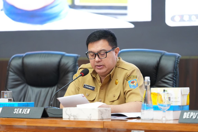 Sekjen Kemendagri Tomsi Tohir siapkan lima tim untuk tinjau penanganan kenaikan harga cabai serta evaluasi bantuan Kementan di daerah dalam Rakor Pengendalian Inflasi di Jakarta, Senin (19/10/2026). Foto: Dok. Kemendagri