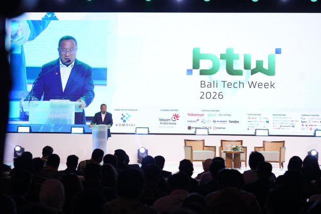 Direktur Utama Telkom Nanang Hendarno menyampaikan paparan bertajuk “Indonesia’s Next Network: Connecting Indonesia and Global, Building the Indo-Pacific Hub” dalam ajang Bali Tech Week (BTW) 2026 di Denpasar, Senin (19/10). Foto: dok. Telkom