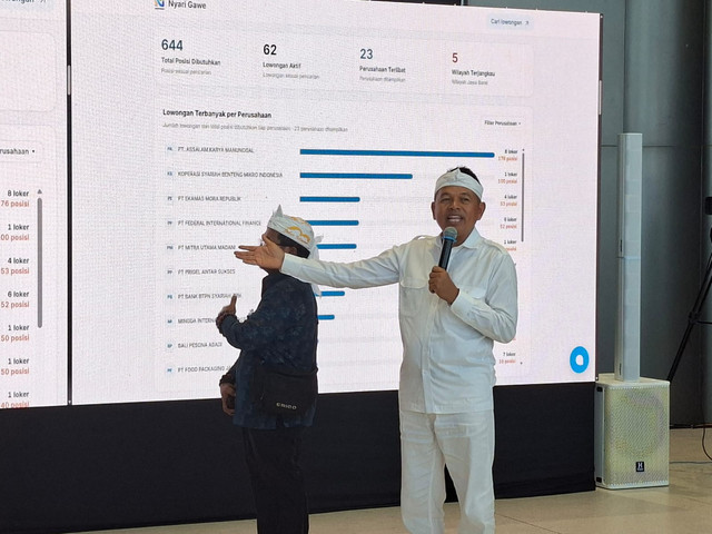 Gubernur Jabar Dedi Mulyadi menghadiri acara bursa kerja online di PT Food Packaging Jaya, Kawasan Industri Losarang, Indramayu, Jumat (16/10/2026). Foto: Dok. Pemprov Jabar